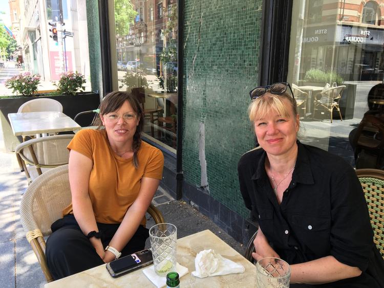 Therese Thomasson til højre og Moa Dahlin til venstre tog lørdag toget fra Malmø til København for at se, om det er muligt at komme til Danmark som sydsvensk turist. Foto: Marie Nørgaard Skadhauge