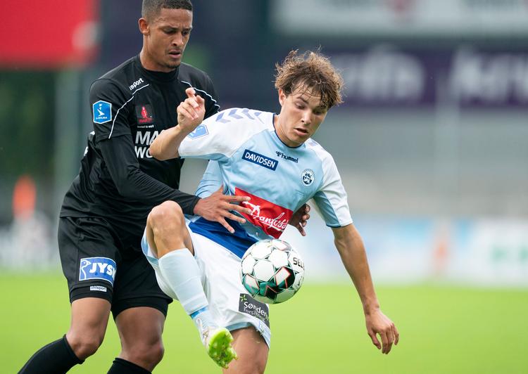 Julius Eskesen (Sønderjyske - 7) mod Frederik Alves Ibsen (Silkeborg - 32). Foto: Claus Fisker/Ritzau Scanpix