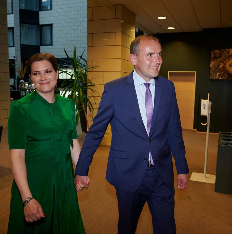 Gudni Johannesson sammen med sin Eliza Reid på vej til at fejre valgsejren i aftes.  Foto: Halldor Kolbeins/Ritzau Scanpix