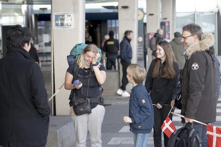 3. april landede et fly med evakuerede danskere fra Peru. Blandt andre Caroline Lemche, der blev modtaget af sin familie i Københavns Lufthavn.   Foto: Andreas Merrald/POLFOTO