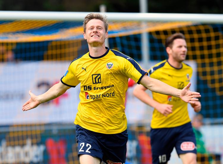 Efter flere skadespauser kom Mads Hvilsom på banen for Hobro og scorede for første gang i næsten to år i Superligaen, da Esbjergs Daniel Anyembe dukkede sig i stedet for at heade et indlæg væk. Foto: Ernst van Norde/Ritzau Scanpix