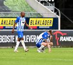 Rudolph Austin (tv.) og Joni Kauko stirrede skuffede ud i sommeraftenen, da Esbjerg med et 2-1-nederlag til Hobro rykkede ned i i den næstbedste række for tredje gang på ni år . Foto: Ernst van Norde/Ritzau Scanpix