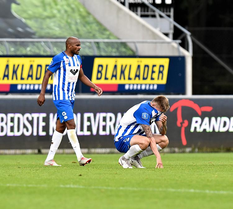 Rudolph Austin (tv.) og Joni Kauko stirrede skuffede ud i sommeraftenen, da Esbjerg med et 2-1-nederlag til Hobro rykkede ned i i den næstbedste række for tredje gang på ni år . Foto: Ernst van Norde/Ritzau Scanpix
