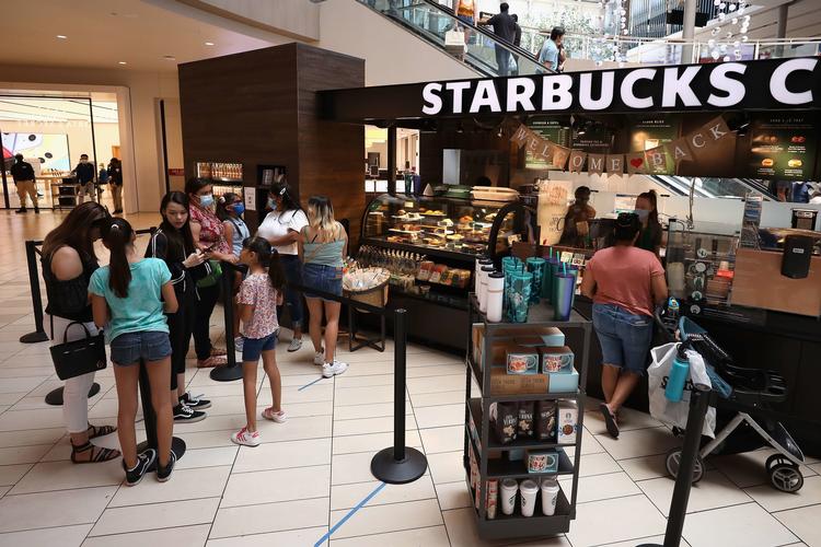     GLENDALE, ARIZONA - JUNE 20: Consumers wait in line at a Starbucks location as they return to retail shopping at the Arrowhead Towne Center on June 20, 2020 in Glendale, Arizona. Arizona is one of the 19 states with the trend of new coronavirus (COVID-19) cases still increasing. Gov. Doug Ducey allowed individual Arizona cities to create their own policies about face-covering requirements and enforcement on Wednesday. Christian Petersen/Getty Images/AFP == FOR NEWSPAPERS, INTERNET, TELCOS &amp; TELEVISION USE ONLY ==   Foto: Christian Petersen/Ritzau Scanpix