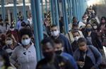 Passagerer ved banegården Central do Brasil i Rio de Janeiro. Brasilien har haft sin hidtil værste uge, siden coronavirus brød ud i landet, med over en kvart million nye tilfælde de seneste syv dage. Foto: Ricardo Moraes/Ritzau Scanpix