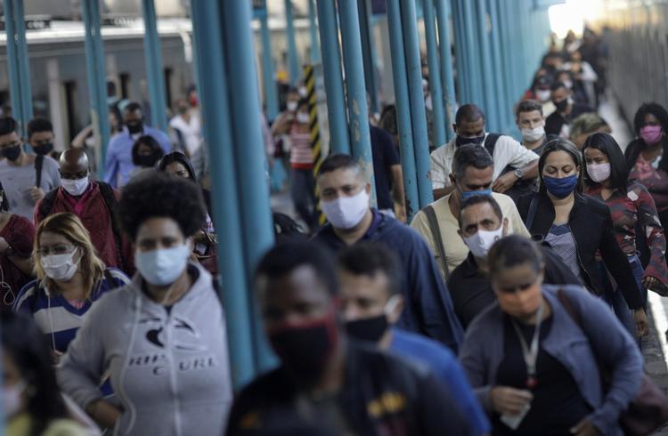 Passagerer ved banegården Central do Brasil i Rio de Janeiro. Brasilien har haft sin hidtil værste uge, siden coronavirus brød ud i landet, med over en kvart million nye tilfælde de seneste syv dage. Foto: Ricardo Moraes/Ritzau Scanpix