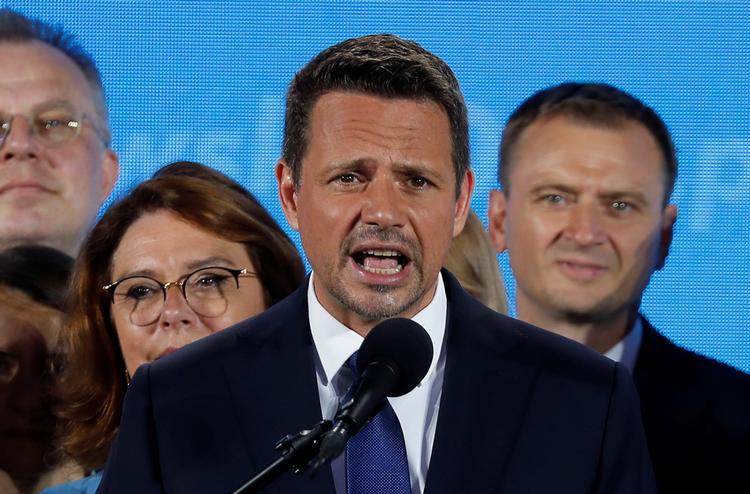 Warszawas borgmester, Rafal Trzaskowski skal i anden valgrunde møde præsident, Andrzej Duda, der ifølge foreløbige målinger har fået t 45,7 procent af  stemmerne, mens Trzaskowski har fået 28,5 procent.    Foto: Aleksandra Szmigiel/Ritzau Scanpix