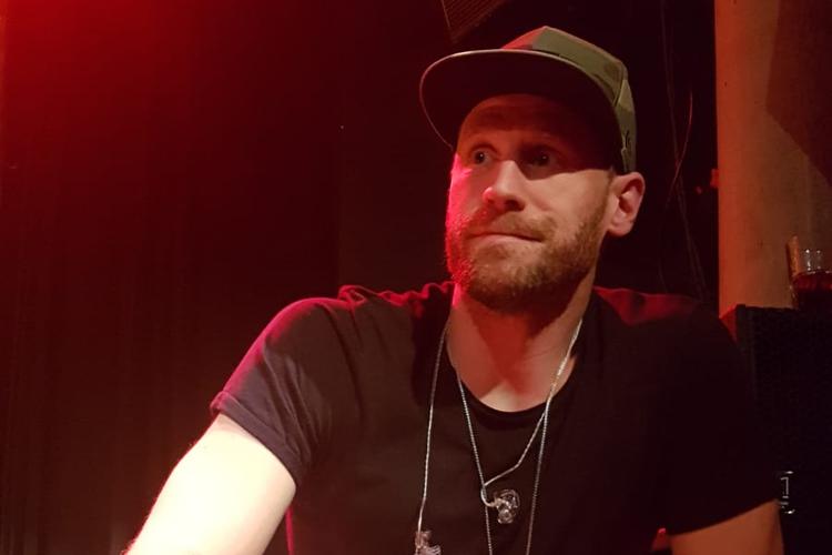 Chase Rice møder massiv kritik efter at have gennemført en koncert med et tætpakket publikum.  Foto: LEP Hamburg/Wikimedia Commons 