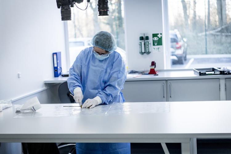 I det klinisk rene laboratorium for dna-undersøgelser på Kriminalteknisk Center leder en tekniker efter spor. Efter mulige fejl i en retssag med dna-beviser har Rigsadvokaten og Rigspolitiet besluttet at gennemgå 3450 sager, hvor dna-spor har spillet en afgørende rolle. Foto: Linda Johansen