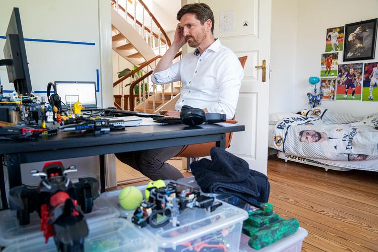 Især yngre ansatte har føst sig pressede under coronanedlukningen, fordi de også har familier at passe.  Foto: Stine Bidstrup