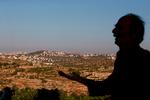 Palæstinenser gestikulerer i landsbyen Khirbeet Zakarya - i baggrunden den israelske bosættelse Efrata.  Foto: Hazem Bader/Ritzau Scanpix