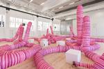 David Shrigleys orme på Copenhagen Contemporary rejser sig lodret i luften i fire minutter, før de igen mister pusten og falder sammen over hinanden. Foto: David Shrigley, DO NOT TOUCH THE WORMS (2020). Installation view at Copenhagen
Contemporary, 2020. Foto: David Stjernholm