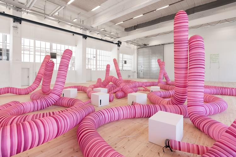 David Shrigleys orme på Copenhagen Contemporary rejser sig lodret i luften i fire minutter, før de igen mister pusten og falder sammen over hinanden. Foto: David Shrigley, DO NOT TOUCH THE WORMS (2020). Installation view at Copenhagen
Contemporary, 2020. Foto: David Stjernholm
