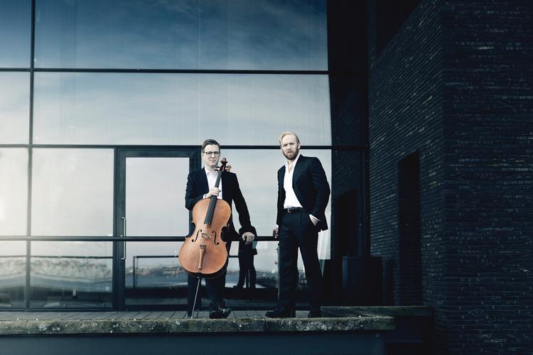 Sammen med pianisten Emil Gryesten har cellisten Carl-Oscar Østerlind udgivet en anbefalelsesværdigt album med musik af Brahms. Foto: Nikolaj Lund