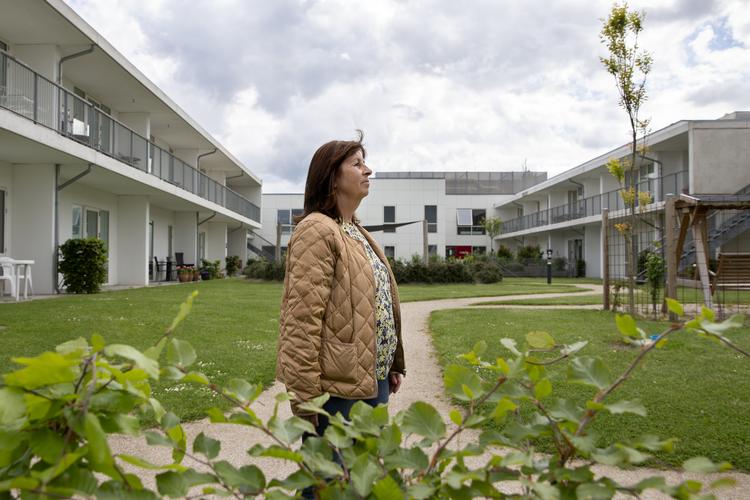 Politiken mødte for nylig Birgitte Klock Clausen, som hellere vil risikere, at hendes mor bliver smittet med corona, end moren skal leve sin sidste tid uden fysisk kontakt. Foto: Finn Frandsen/POLFOTO