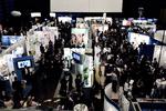 Flere økonomer kigger frem mod på torsdag, hvor personer med tre måneders opsigelsesvarsel, kan melde sig i ledighedskøen. Billedet er fra en tidligere jobmesse i Aarhus.  Foto: Martin Kurt Haglund/POLFOTO