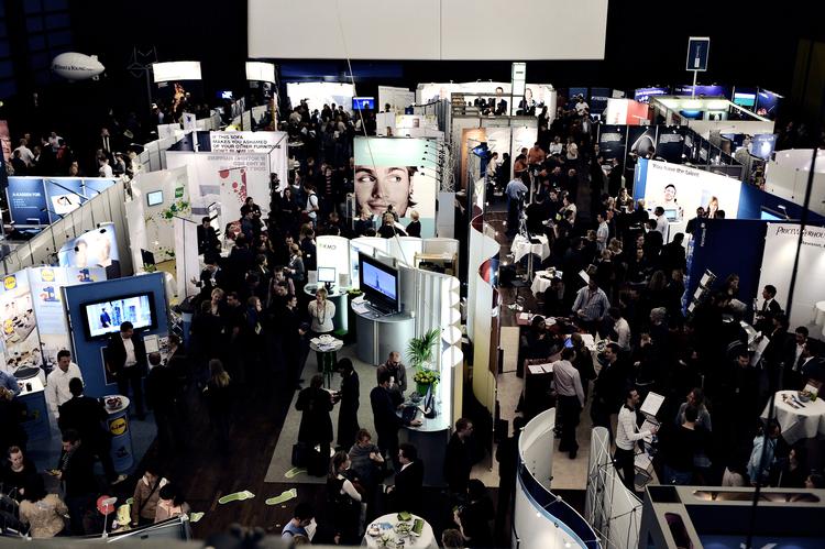 Flere økonomer kigger frem mod på torsdag, hvor personer med tre måneders opsigelsesvarsel, kan melde sig i ledighedskøen. Billedet er fra en tidligere jobmesse i Aarhus.  Foto: Martin Kurt Haglund/POLFOTO
