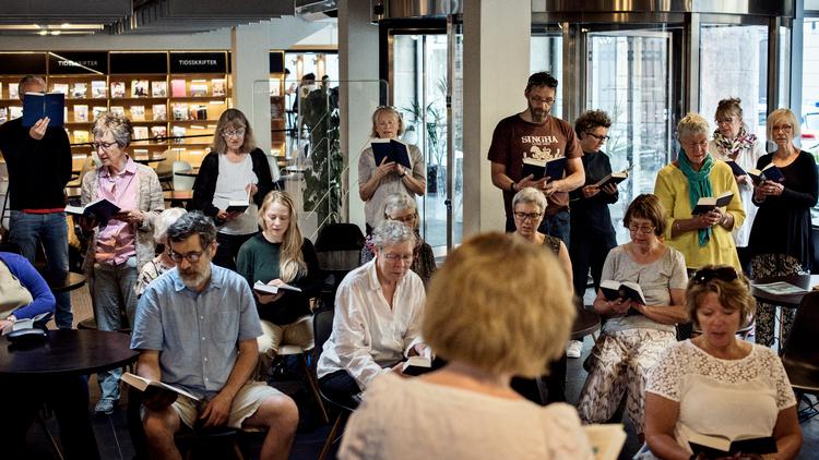     Med coronavirus iblandt os kan man ikke synge sammen så tæt som her ved et sangarrangement på Københavns Hovedbibliotek. Ifølge myndighederne skal der være 2 meter mellem sangerne.  Arkivfoto Maud Lervik