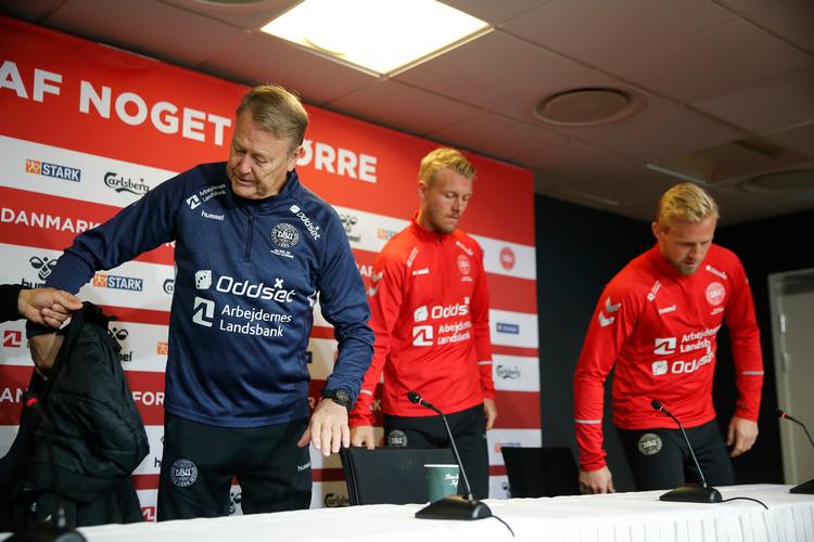 Den nye landstræner, Kasper Hjulmand, er imod spilreklamer, men på landsholdets træningstøj er der en tydelig reklame for Oddset, som det her ses på forgængeren Åge Hareide. Foto: Jens Dresling