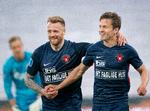 Ronnie Schwartz (tv.) gratulerer Lasse Vibe med 2-0-scoringen mod FCK i Parken. Snart kan midtjyderne fejre det tredje mesterskab til FCM.  Foto: Liselotte Sabroe/Ritzau Scanpix