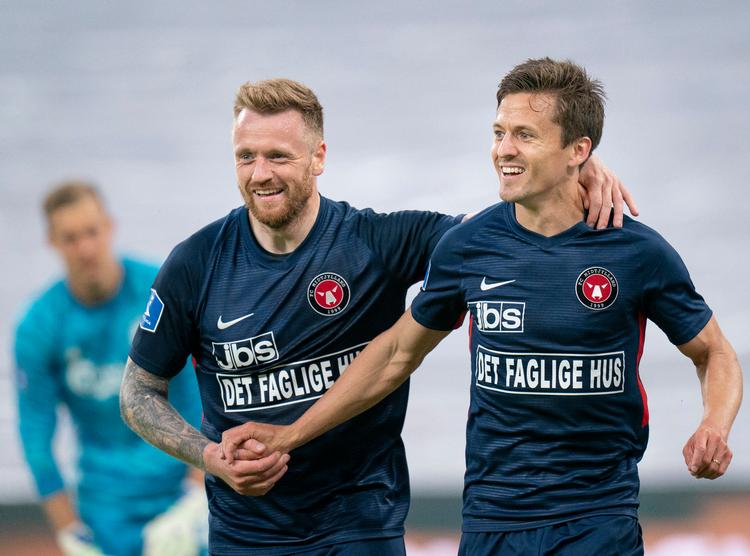 Ronnie Schwartz (tv.) gratulerer Lasse Vibe med 2-0-scoringen mod FCK i Parken. Snart kan midtjyderne fejre det tredje mesterskab til FCM.  Foto: Liselotte Sabroe/Ritzau Scanpix