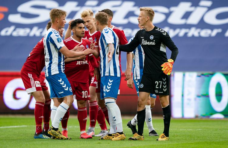  Der var tænding på i Odense, hvor Lyngbys Rezan Corlu (nr. 10) fik en advarsel for denne episode.   Foto: Claus Fisker/Ritzau Scanpix