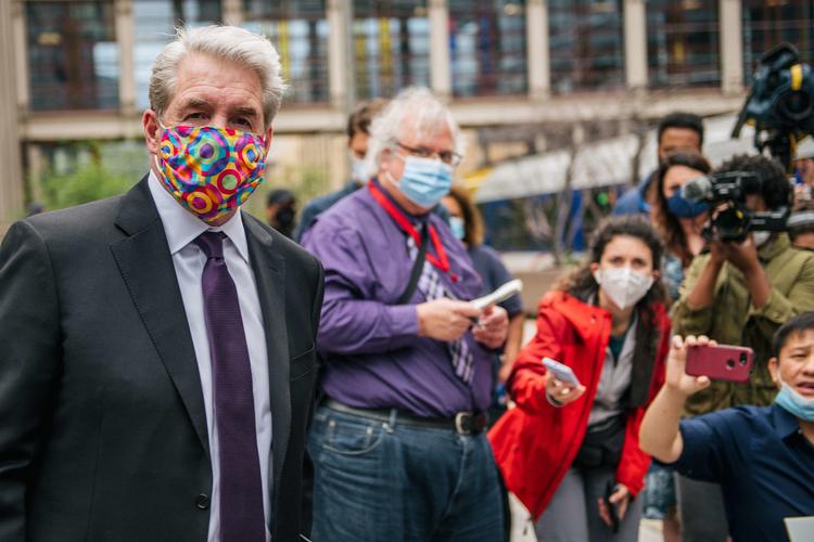 Advokat Robert Paule, der repræsenterer den tidligere betjent, Tou Thao, taler med journalister foran retsbygingen Hennepin County Public Safety Facility i Minneapolis, Minnesota. Fire betjente er sigtet for drabet på George Floyd. Foto: Brandon Bell/Ritzau Scanpix