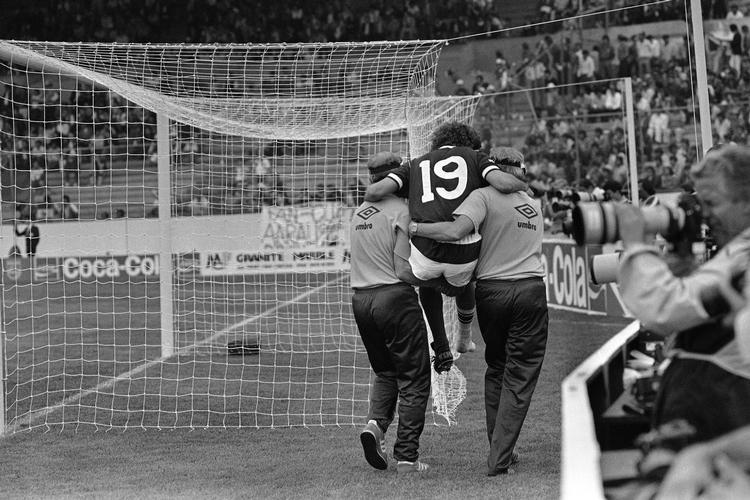 Charlie Nicholas fra Skotland måtte udgå efter den hårde tackling fra Berggreen.  Foto: Bob Dear/Ritzau Scanpix