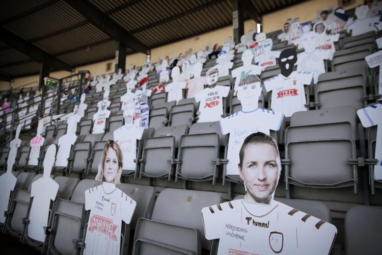 Tilskuerne lavede ikke megen larm, da superligaen blev sparket igang igen efter 80 dages corona-pause. Det var på AGF's hjemmebane, hvor de mødte Randers 28. maj. Siden er der lukket lidt tilskuere ind, men nu åbner regeringen for, at der kan komme endnu flere på tribunerne.  Foto: Jens Dresling/POLFOTO