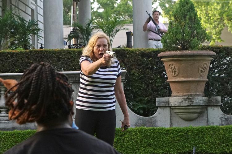 Foran en privat ejendom i St. Louis blev demonstranter truet af et ægtepar, der sigtede på dem med en pistol og et gevær. Foto: Lawrence Bryant/Ritzau Scanpix