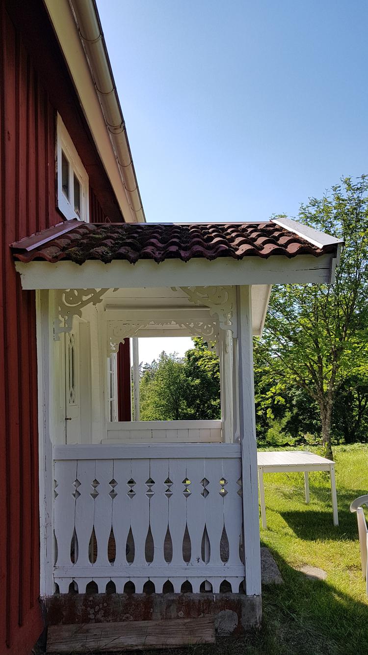Tagstenene, hvor mursejlerne slår sig ned år efter år. Læserfoto Gitte Forsting