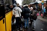 Hvem skal holde tilbage for hvem? En stor del af fodgængere og cyklister kender ikke reglerne for deres trafik ved busstoppesteder. Arkivfoto. Foto: Finn Frandsen/POLFOTO