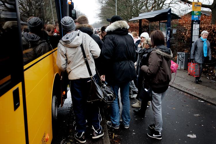 Hvem skal holde tilbage for hvem? En stor del af fodgængere og cyklister kender ikke reglerne for deres trafik ved busstoppesteder. Arkivfoto. Foto: Finn Frandsen/POLFOTO