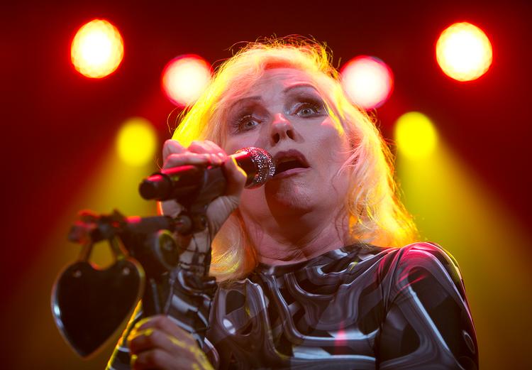 Debbie Harry har som selvsikker frontfigur inspireret mange yngre kunstnere - heriblandt Madonna og Lady Gaga.  Foto: Carlo Allegri/Ritzau Scanpix