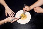 »Kære restauranter: Stop family style-serveringerne, medmindre de bliver serveret til en rigtig familie med fælles bakterieflora. Tilbage med tallerkenserveringen«, skriver madanmelderen. Foto: Emma Sejersen/POLFOTO