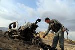 En afghansk militærenhed, der der dagen efter angrebet 9. april 2019, tjekker gerningstedet, hvor tre amerikanske soldater blev dræbt af en vejbombe. 
 Foto: Rahmat Gul/Ritzau Scanpix