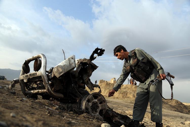 En afghansk militærenhed, der der dagen efter angrebet 9. april 2019, tjekker gerningstedet, hvor tre amerikanske soldater blev dræbt af en vejbombe. 
 Foto: Rahmat Gul/Ritzau Scanpix