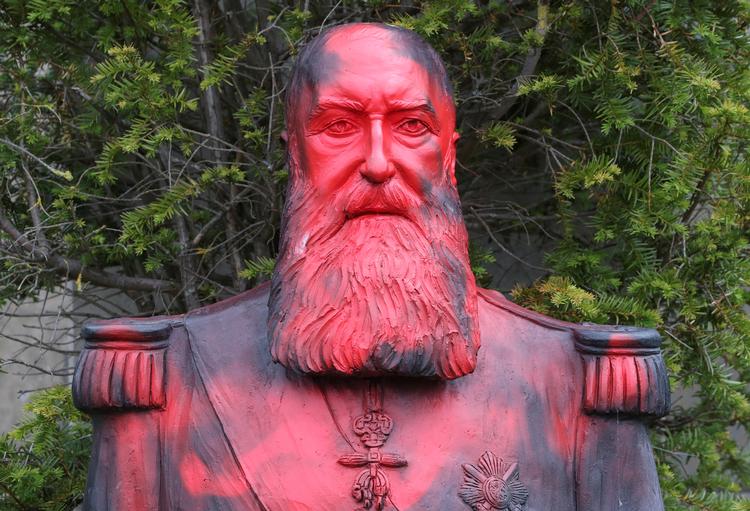 I juni blev en statue af kong Leopold II i Bruxelles overmalet.  Nu har Belgiens konge undskyldt for sin forfaders ugerninger i Congo.   Foto: Yves Herman/Ritzau Scanpix