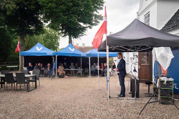 Jakob Ellemann-Jensen holder tale til venstres 150 års jubilæum, der på grund af coronaen blev langt mindre løssluppen, end formanden havde ønsket.  Foto: Andreas Merrald/POLFOTO