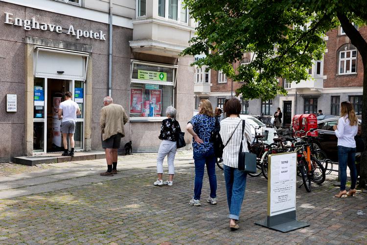 Der var kø til apoteket på Enghave plads, da butikken begyndte at tilbyde antistoftests med svar på 10 minutter. Det er et problem, at regeringen nu helt overlader den vigtige test til det private marked uden kvalitetskontrol, mener Enhedslisten.  Foto: Finn Frandsen/POLFOTO