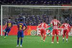 Atléticomålmand Jan Oblak kastede sig til venstre, og Lionel Messi løftede bolden blødt i mål , da han bragte Barcelona foran 2-1. Foto: Lluis Gene/Ritzau Scanpix