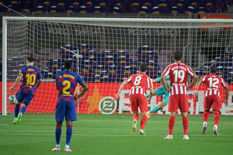 Atléticomålmand Jan Oblak kastede sig til venstre, og Lionel Messi løftede bolden blødt i mål , da han bragte Barcelona foran 2-1. Foto: Lluis Gene/Ritzau Scanpix
