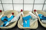 Der foretages blodprøvetest for antistoffer mod coronavirus (Covid-19) på testcentret på Aalborg Kaserne. Et projekt på arbejdspladser skal vise, hvor mange, der har antistoffer mod coronavirus. Det er vigtig viden i tilfælde af en ny bølge. Foreløbig er 2600 ansatte testet.   Foto: Henning Bagger/Ritzau Scanpix