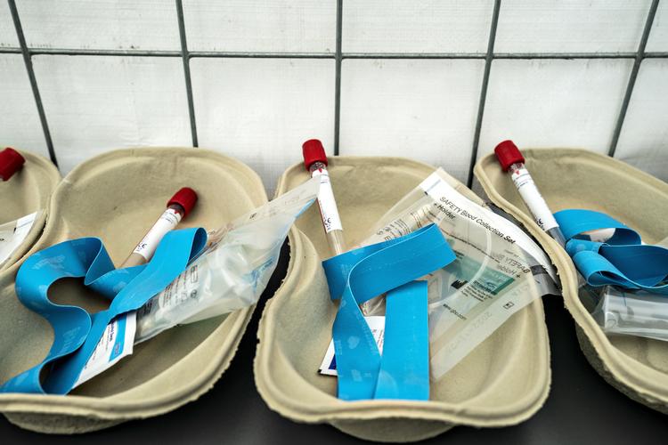Der foretages blodprøvetest for antistoffer mod coronavirus (Covid-19) på testcentret på Aalborg Kaserne. Et projekt på arbejdspladser skal vise, hvor mange, der har antistoffer mod coronavirus. Det er vigtig viden i tilfælde af en ny bølge. Foreløbig er 2600 ansatte testet.   Foto: Henning Bagger/Ritzau Scanpix