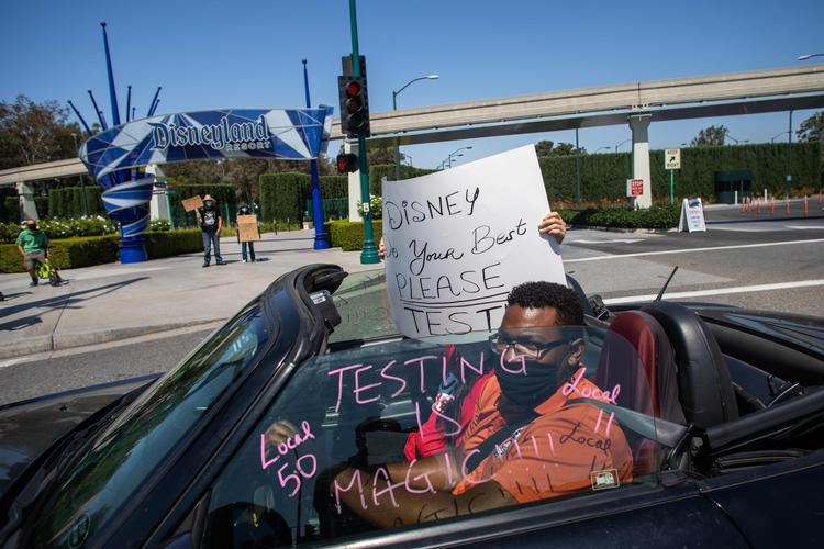 En gruppe demonstrerer foran Disney Land i Californien, som åbner igen i midten af juli. De er bekymrede over medarbejdernes sikkerhed. Foto: Apu Gomes/Ritzau Scanpix