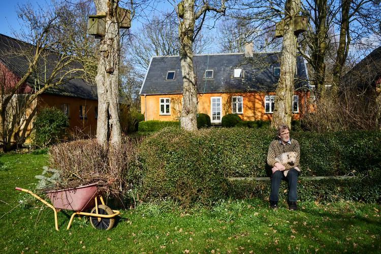   Søren Ryge på den grønne bænk, hvorfra han kan observere et rigt dyreliv og glæde sig til familieforøgelsen i hønsehuset.    Foto: Claus Bonnerup