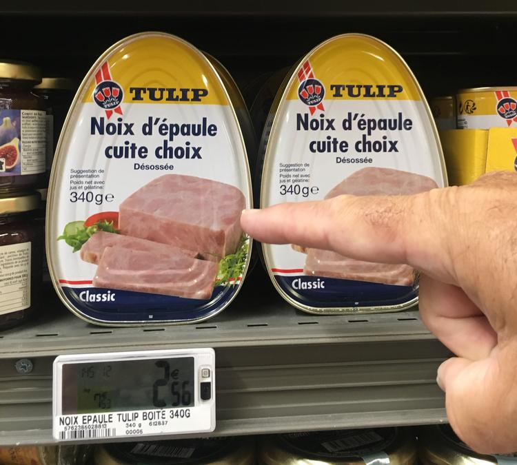 Der er stil over Jaka-bov på det franske marked. Det til højre er fotografens hånd. Foto: Bagsiden