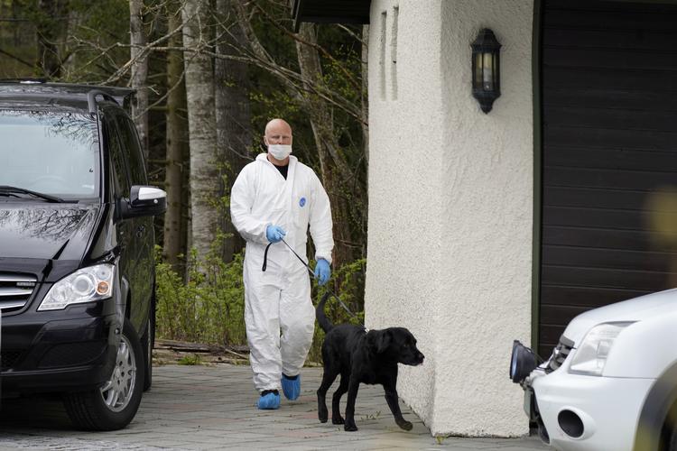 En betjent med hund undersøger Hagen-parrets hjem i forbindelse med sagen om Anne-Elisabeth Hagens forsvinden. Tom Hagen mistænkes for at have dræbt sin hustru. Nu efterlyser politiet et vidne i sagen.   Foto: Ntb Scanpix/Ritzau Scanpix