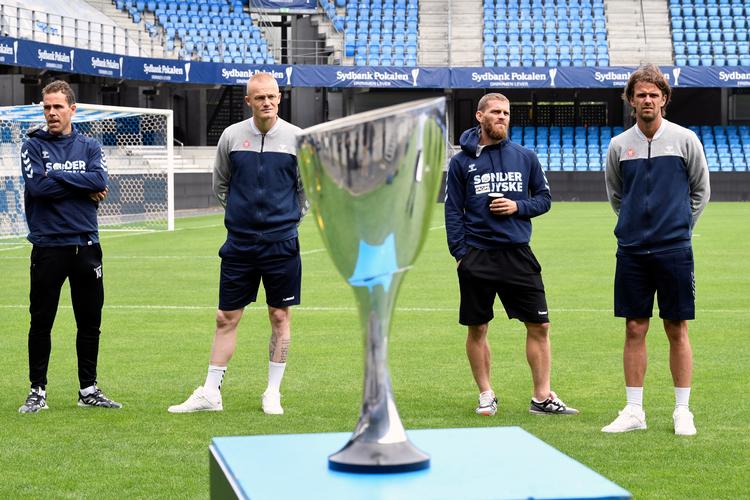 Mens de tre spillere længst til venstre - Anders K. Jacobsen (SønderjyskE), Rasmus Thelander (AaB) og Johan Absalonsen (SønderjyskE) - alle har løftet trofæet som vinder af pokalturneringen, har Lucas Andersen fra AaB ikke prøvet det før. Det satser han på at gøre i dag efter finalen mod SønderjyskE. Foto: John Randeris/Ritzau Scanpix