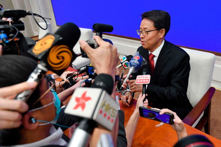 
Zhang Xiaoming, vicedirektør for regeringens Kongkong-kontor, forklarer på et pressemøde indholdet i og konsekvenserne af den nye sikkerhedslov for Hongkong. Foto: Greg Baker/Ritzau Scanpix